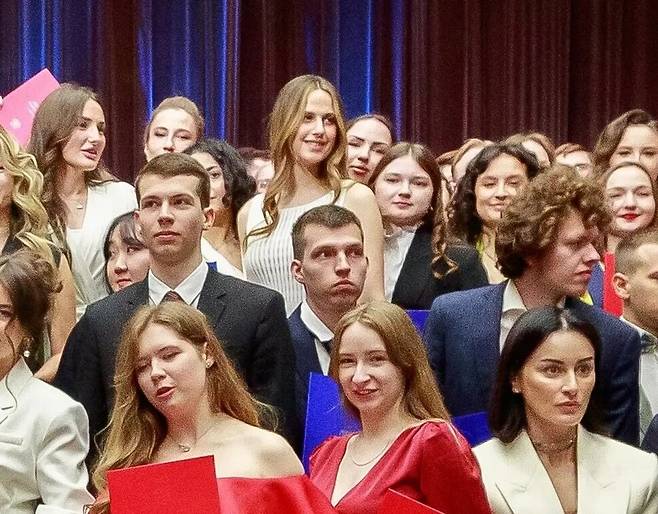 지난 6월30일 러시아 모스크바 국립 국제관계대학교가 공개한 졸업식 사진 중 모습이 보인 제인 아사드(뒷줄 가운데). 출처 모스크바 국립 국제관계대학교, 뉴욕타임스