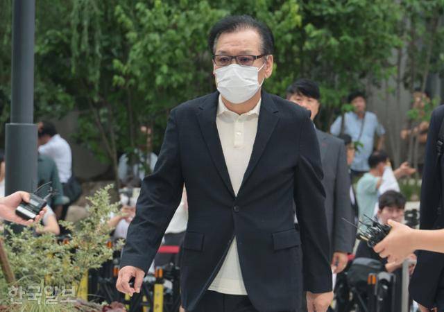 ‘건진법사’ 전성배씨가 8월 18일 오전 서울 종로구 KT광화문빌딩 웨스트에 마련된 김건희 특검 사무실에 출석하고 있다. 홍인기 기자