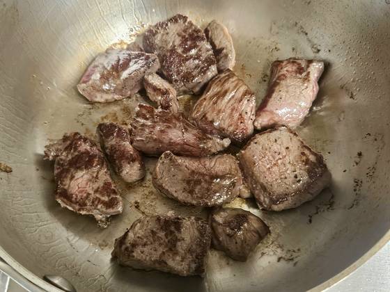 찹스테이크용 소고기는 2~2.5cm 크기가 적당하다. 고기가 70% 정도 익으면 잠시 건져 놓는다. 사진 신혜원