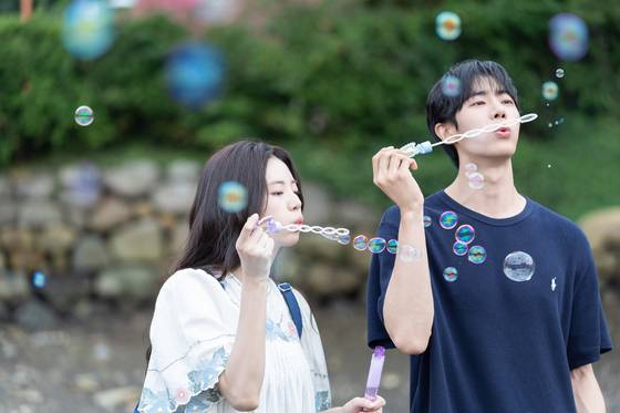 고교생 재원(추영우)은 선행성 기억상실증을 앓는 여자친구 서윤(신시아)에게 하루하루 소중한 추억을 안겨주기 위해 노력한다. 사진 바이포엠스튜디오