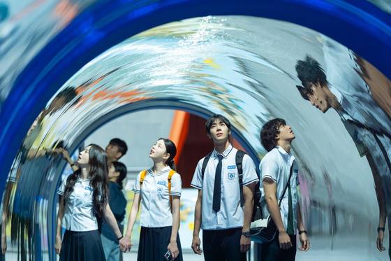 영화 '오늘 밤, 세계에서 이 사랑이 사라진다 해도'의 한 장면. 서윤(신시아)과 재원(추영우)이 친구들과 함께 아쿠아리움을 찾아 즐거운 시간을 보내고 있다. 사진 바이포엠스튜디오