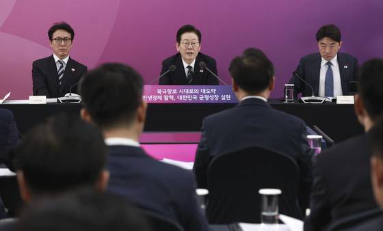 이재명 대통령이 23일 부산 동구 해양수산부 청사에서 열린 해수부 업무보고에서 발언하고 있다. 연합뉴스