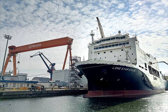 지난 5일 미국 펜실베이니아 한화필리조선소에서 마무리 작업이 진행 중인 미국 해양교통부의 국가안보 다목적 선박. 한화는 필리조선소의 연 생산능력을 1~1.5척에서 중장기적으로 20척으로 확대할 계획이다.   필라델피아=김우섭 기자