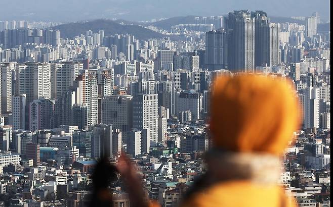 서울 아파트를 바라보고 있는 실수요자. 사진=뉴스1