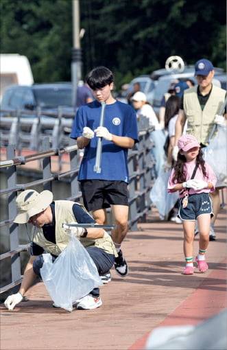 귀산해변에서 플로깅 활동을 진행하는 볼보그룹코리아 임직원 및 가족들.  볼보그룹코리아 제공