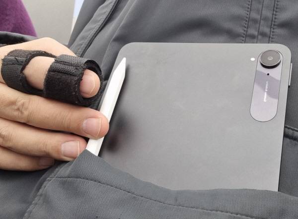 샤오미 패드 미니를 겨울 외투 겉호주머니에 넣는 모습. 스마트 펜을 촬영 당시에는 함께 넣었으나 이렇게 하면 분실 위험이 있다. 외출할 때에는 필통에 넣는 게 좋다. 정옥재 기자