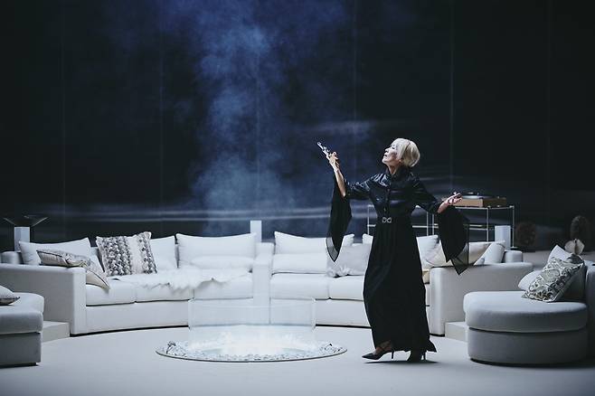 Lee Hye-young performs in "Hedda Gabler." (National Theater Company of Korea)