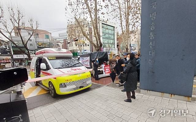 한국방송통신대학교 동두천시 학습관 폐관 저지를 위해 단식투쟁을 벌여온 최윤석 방송대 동포연 폐관 비상대책위원회 공동위원장이 급격한 건강 악화로 23일 단식을 중단하고 병원으로 후송되고 있다. 송진의기자