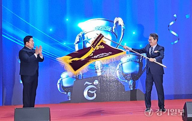 23일 오후 4시 수원 보훈재활체육센터에서 열린 ‘2025년 경기도 장애인체육 유공 시상식’에서 김동연 경기도지사 및 도장애인체육회장(오른쪽)이 백경열 도장애인체육회 사무처장에게 제45회 전국장애인체전 우승기를 받고 흔들고 있다. 임창만기자