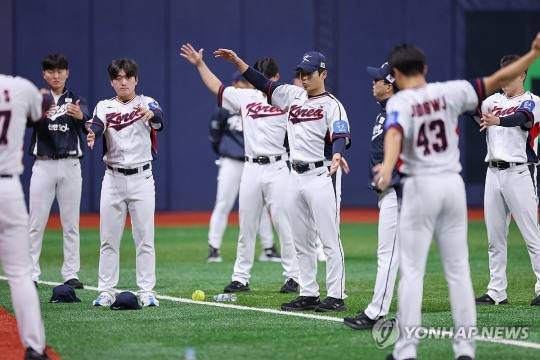 몸을 풀고 있는 대표 선수들 [연합뉴스]