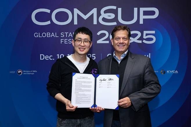 최지영 코리아스타트업포럼 상임이사와 모건 리드 ACT 의장(오른쪽)이 MOU 체결 후 기념촬영 하고 있다. [코리아스타트업포럼]