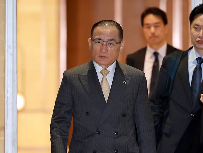 위성락 국가안보실장이 한미 정상회담 결과를 담은 공동 설명자료 ‘조인트 팩트시트’ 후속 협의를 위해 16일 인천국제공항을 통해 미국 워싱턴DC로 출국하고 있다. [사진출처=뉴스1]