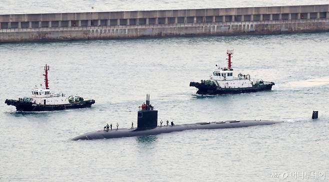 (부산=뉴스1) 윤일지 기자 = 미국 해군 로스엔젤레스급 핵추진 잠수함 '그린빌함'(SSN-772·6900톤급)이 23일 오전 부산 남구 해군작전사령부 부산작전기지에 입항하고 있다. 1996년 취역한 그린빌함은 길이 110m, 폭 10m, 승조원 110여 명이며, 군수 적재와 승조원 휴식을 위해 이날 부산에 입항했다. 2025.12.23/뉴스1 Copyright (C) 뉴스1. All rights reserved. 무단 전재 및 재배포, AI학습 이용 금지. /사진=(부산=뉴스1) 윤일지 기자