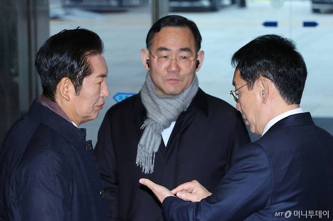 (서울=뉴스1) 신웅수 기자 = 정청래 더불어민주당 대표(왼쪽부터)와 주호영 국회부의장, 김도읍 국민의힘 정책위의장이 19일 서울 여의도 국회에서 대화하고 있다. 2025.12.19/뉴스1  Copyright (C) 뉴스1. All rights reserved. 무단 전재 및 재배포,  AI학습 이용 금지. /사진=(서울=뉴스1) 신웅수 기자