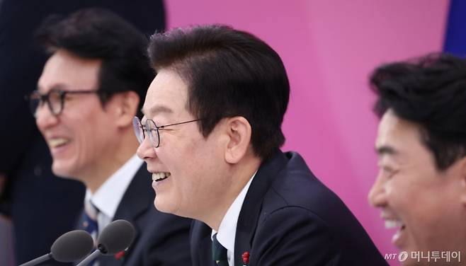 (부산=뉴스1) 이재명 기자 = 이재명 대통령이 23일 부산 동구 해양수산부 청사에서 열린 해수부 업무보고에서 발언하고 있다. (대통령실통신사진기자단) 2025.12.23/뉴스1  Copyright (C) 뉴스1. All rights reserved. 무단 전재 및 재배포,  AI학습 이용 금지. /사진=(부산=뉴스1) 이재명 기자