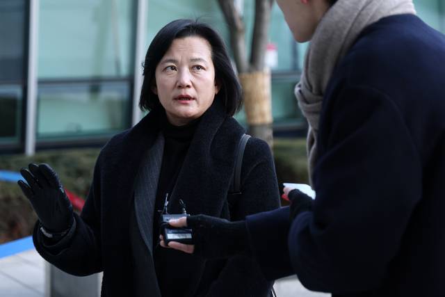 최근 법무부 인사에서 고검검사급 보직으로 사실상 강등된 정유미 검사장이 22일 서울행정법원에서 열린 집행정지 신청 심문기일에 출석하며 취재진 질문에 답하고 있다. 연합뉴스