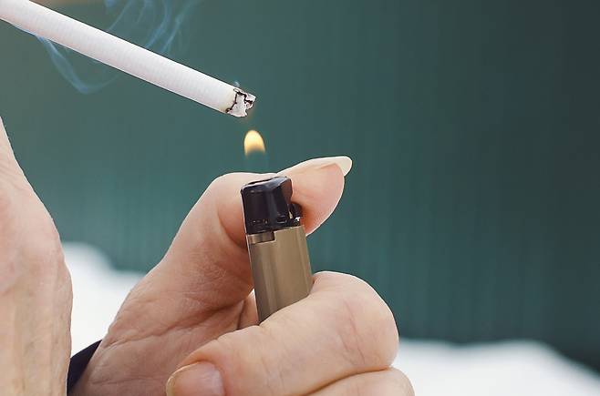 담배에 불을 붙이고 있다.[게티이미지뱅크]