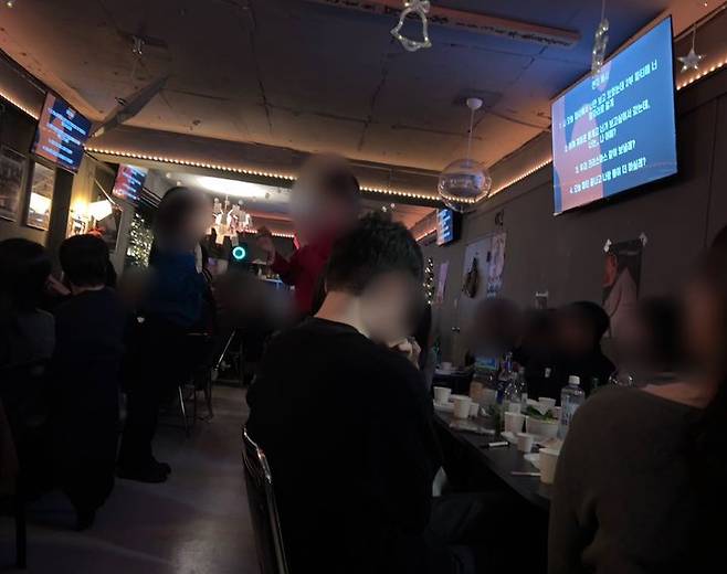 [서울=뉴시스] 호스트의 진행에 따라 파티의 1부가 진행 중이다. 2025.12.19. imseojin@newsis.com *재판매 및 DB 금지