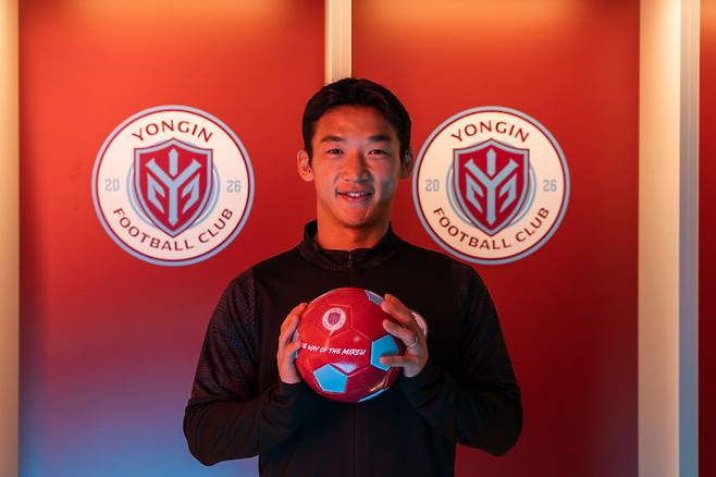 [서울=뉴시스]K리그2 용인FC, 멀티플레이어 김민우 영입. (사진=용인FC 제공)