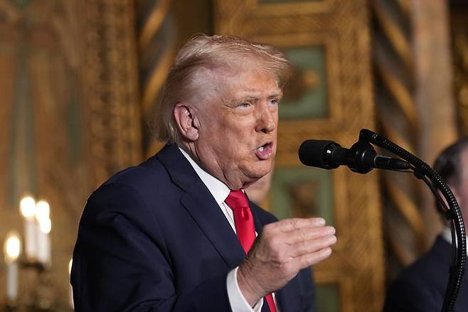 [팜비치=AP/뉴시스] 도널드 트럼프 미국 대통령이 22일(현지 시간) 미국 플로리다 팜비치 마러라고에서 '트럼프급' 신예 항공 모함 건조 계획을 발표하고 있다. 2025.12.23.