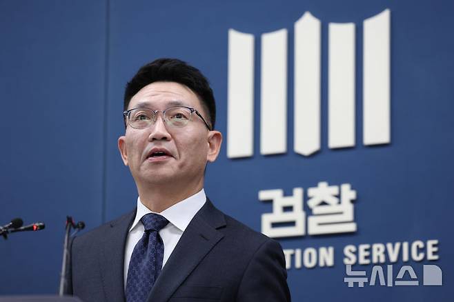 [서울=뉴시스] 김진아 기자 = 김윤용 서울중앙지방검찰청 정보기술범죄수사부 부장검사가 23일 서울 서초구 서울고등검찰청 기자실에서 세계 1위 K반도체 국가핵심기술 국외 유출사건 수사결과 발표를 하고 있다. 서울중앙지검 정보기술범죄수사부는 삼성전자가 세계 최초로 개발한 10나노대 D램 국가핵심기술을 유출(산업기술보호법 위반) 혐의를 받는 CXMT 직원 5명을 불구속 기소했다. 2025.12.23. bluesoda@newsis.com