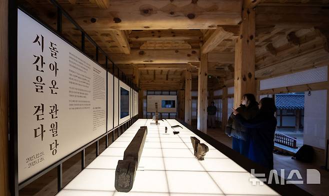 [서울=뉴시스] 김선웅 기자 = 23일 서울 종로구 계조당에서 '돌아온 관월당 : 시간을 걷다' 특별전시 개막을 하루 앞두고 관월당 부재가 전시돼있다.국가유산청과 국외소재문화유산재단은 광복 80주년을 기념해 24일부터 경복궁 계조당에서 '돌아온 관월당 : 시간을 걷다' 특별전을 개최한다. 관월당은 조선 후기에 만들어진 왕실 관련 사당 추정 목조 건축물이다. 일제강점기에 일본으로 반출돼 도쿄를 거쳐 가마쿠라시 소재 사찰 고덕원 경내에 약 100년간 머물렀으며 지난 6월 고덕원 주지 사토 다카오의 기증으로 약 100년 만에 환수됐다. 전시에서는 관월당의 종량, 대공, 초엽 등 부재가 공개된다. 2025.12.23. mangusta@newsis.com