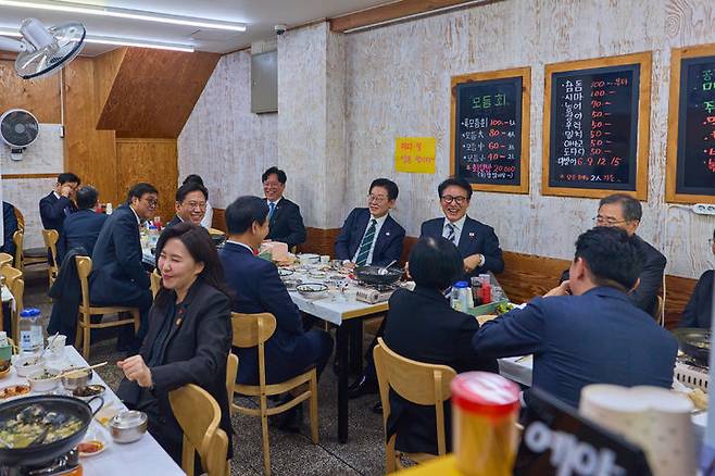 [서울=뉴시스] 이재명 대통령이 23일 부산진구 부전시장 내 한 횟집을 찾아 국무위원, 대통령실 직원들과 함께 오찬을 하고 있다. (사진=대통령실 제공) 2025.12.23. photo@newsis.com *재판매 및 DB 금지
