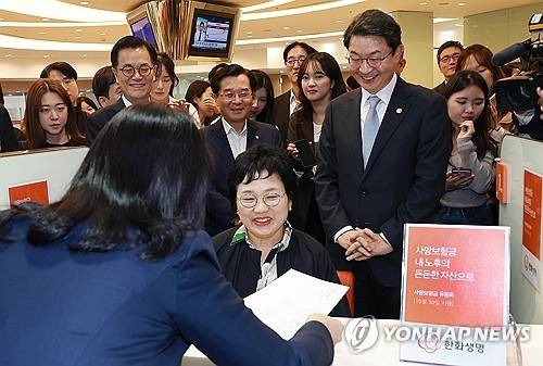 이억원 금융위원장, 사망보험금 유동화 가입 현장점검 [연합뉴스 자료]