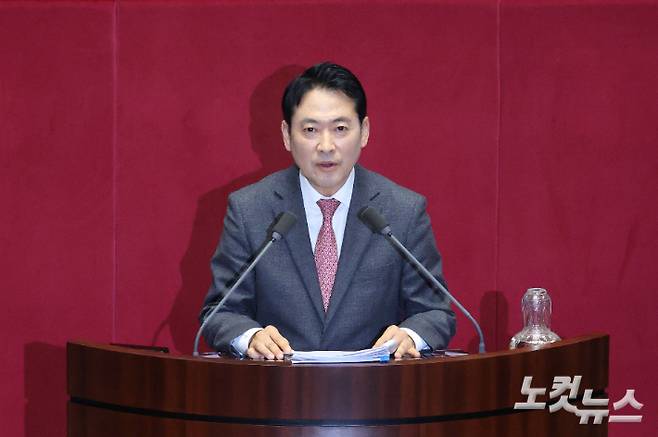 국민의힘 장동혁 대표가 22일 국회 본회의에서 더불어민주당이 발의한 '내란전담재판부 설치법'(내란·외환·반란 범죄 등의 형사절차에 관한 특례법안)에 대한 필리버스터(무제한 토론을 통한 합법적 의사진행 방해)를 진행하고 있다. 황진환 기자