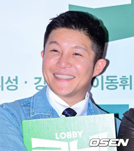 [OSEN=지형준 기자] 31일 오후 서울 잠실 롯데시네마 월드타워에서 영화 ‘로비’ VIP 시사회 포토월 행사가 열렸다.‘로비'는 연구밖에 모르던 스타트업 대표 창욱(하정우)이 4조 원의 국책사업을 따내기 위해 인생 첫 로비 골프를 시작하는 이야기. 오는 4월 2일 개봉.개그맨 조세호가 포토타임을 하고 있다. 2025.03.31 / jpnews@osen.co.kr