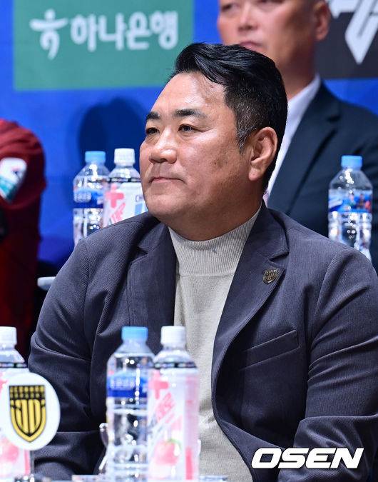 [OSEN=김성락 기자] 19일 오후 서울 마포구 상암 누리꿈스퀘어에서  2025 K리그2 개막 미디어데이 행사가 열렸다. 행사에는 올 시즌 K리그2에 참가하는 14개 팀 감독과 대표 선수가 참석, 1부 승격을 향한 각오를 밝힌다. 전남 김현석 감독이 행사에 참석하고 있다. 2025.02.19 / ksl0919@osen.co.kr