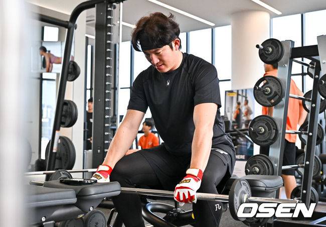 [OSEN=멜버른(호주), 박준형 기자] 한화 이글스가 2일(이하 한국시각) 호주 빅토리아주 멜버른에 위치한 멜버른볼파크에서 스프링캠프를 진행했다. 웨이트 트레이닝에서 장시환이 근력 훈련을 하고 있다.  2024.02.02 / soul1014@osen.co.kr