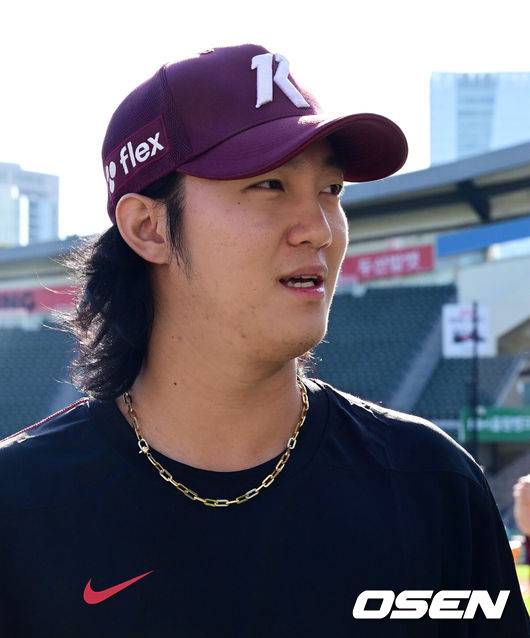 [OSEN=잠실, 지형준 기자] 18일 오후 서울 잠실구장에서 ‘2025 신한 SOL Bank KBO리그’ 두산 베어스와 키움 히어로즈의 경기가 열린다.군 복무를 마친 키움 안우진이 1군 엔트리에 등록, 선수단에 합류했다. 안우진은 당초 17일 사회복무요원 소집 해제 후 팀에 합류할 예정이었으나 지난달 퓨처스팀 자체 청백전에 등판한 후 추가 훈련 과정에서 어깨 부상을 입어 수술을 받았다. 구단은 안우진이 재활에 전념할 수 있도록 의료 지원에만 집중할 계획이었으나, 최근 안우진으로부터 선수단과 함께 시즌을 마무리하고 싶다는 강한 의지와 함께 확대 엔트리 등록 요청을 받았고, 논의 끝에 수용하기로 결정했다.오늘(18일) 잠실 두산전부터 정규시즌 최종전인 30일 고척 SSG전까지 남은 시즌 7경기 동안 덕아웃에서 선수단과 함께할 예정이다. 경기에 앞서 1군 엔트리에 등록한 키움 안우진이 선수단 미팅을 하고 있다. 2025.09.18 /jpnews@osen.co.kr