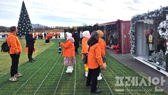 ▲순천만국가정원 산타가든을 관람하는 중국 관광객들ⓒ순천시