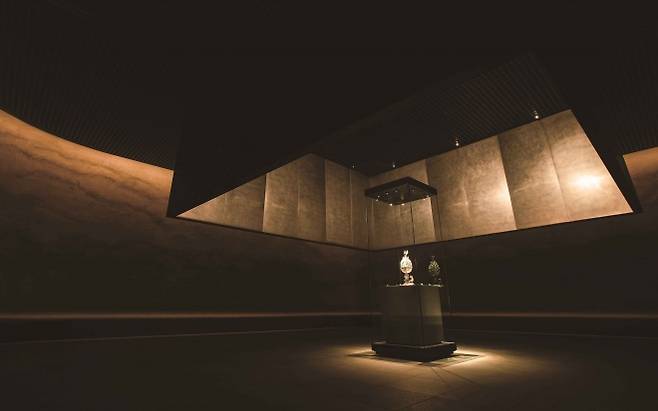 백제인의 세계관과 공예기술을 집약적으로 보여주는 국보 백제금동대향로만을 위한 전시관인 ‘백제대향로관’이 충남 부여군 국립부여박물관에 들어섰다. 건물의 중심 공간이라고 할 수 있는 255㎡(70평) 규모의 ‘백제금동대향로실’ 모습.  국립부여박물관 제공