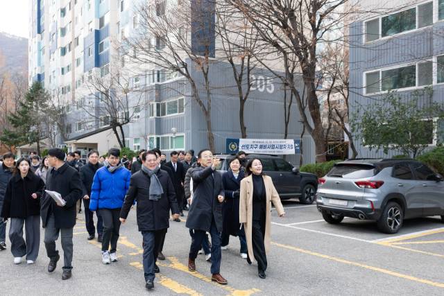 김윤덕 국토교통부 장관이 이달 3일 경기 안양시 평촌 신도시 선도지구 정비사업 현장을 방문해 사업추진 현황을 점검하고 있다. 연합뉴스