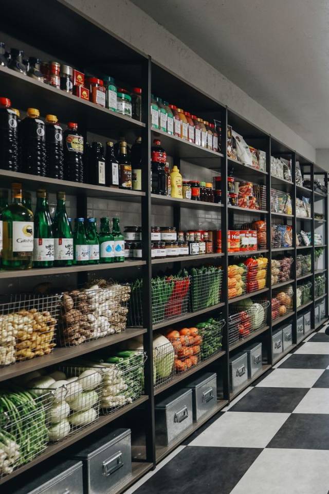 넷플릭스 흑백요리사2 1화 1라운드 대결에 등장한 한샘 '바흐 드레스룸' 모습. 한샘