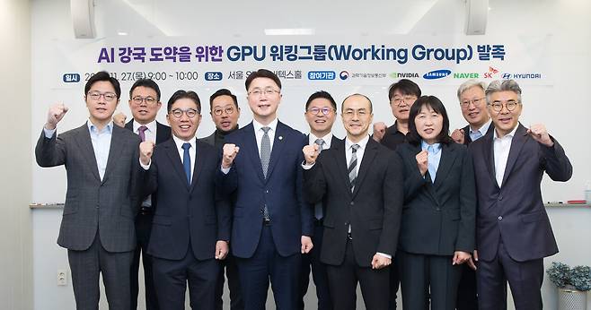 11월27일 ‘AI 강국 도약을 위한 GPU 워킹그룹 발족식’에서 참석자들이 기념 촬영하고 있다. 앞줄 왼쪽부터 유경상 SK텔레콤 AI CIC장, 김유원 네이버클라우드 대표, 류제명 과기부 제2차관, 정소영 엔비디아코리아 대표, 진은숙 현대자동차 부사장, 이호준 삼성SDS 부사장. ⓒ연합뉴스