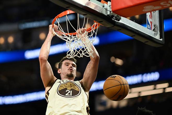 퀸튼 포스트가 23일 미국 캘리포니아주 샌프란시스코의 체이스 센터에서 열린 올랜도 매직과의 2025~2026 미국프로농구 정규리그 홈경기에서 덩크슛하고 있다.  샌프란시스코 | Imagn Images연합뉴스