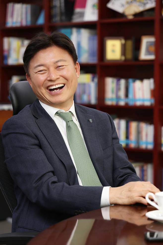 조용익 부천시장 겸 부천FC 구단주가 부천시청에서 밝게 웃으며 인터뷰하고 있다. 부천시청 제공