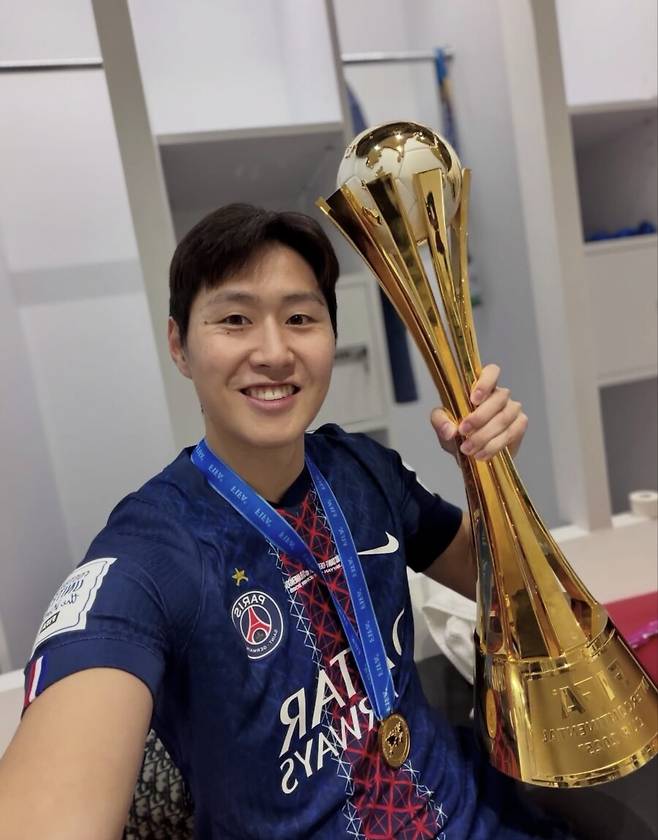 ▲ 이강인이 세계 챔피언에 올랐다. 아직 커리어의 한가운데다. 그럼에도 이번 인터컨티넨탈컵 우승으로 9개의 트로피를 손에 넣었다. 한 해에만 여섯번째 우승 트로피를 들어올리는데 핵심 로테이션 멤버로 힘을 보탰다. 하지만 예상치 못한 부상으로 2025년 일정을 마무리했다.&nbsp;ⓒ이강인 공식 SNS