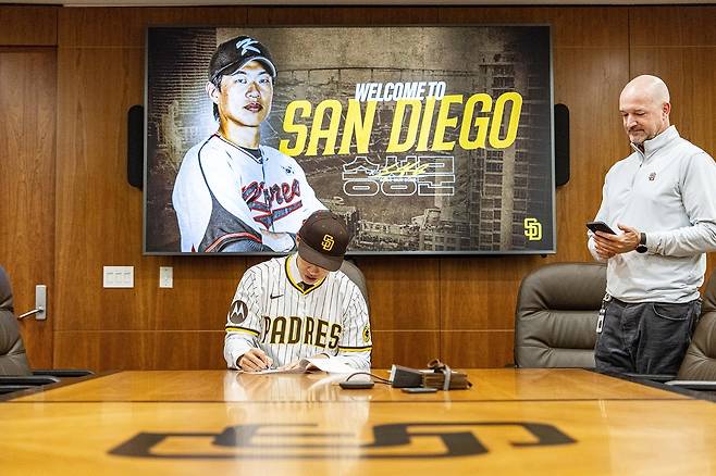 계약서에 서명하는 송성문(왼쪽) [키움 히어로즈 제공. 재판매 및 DB 금지]