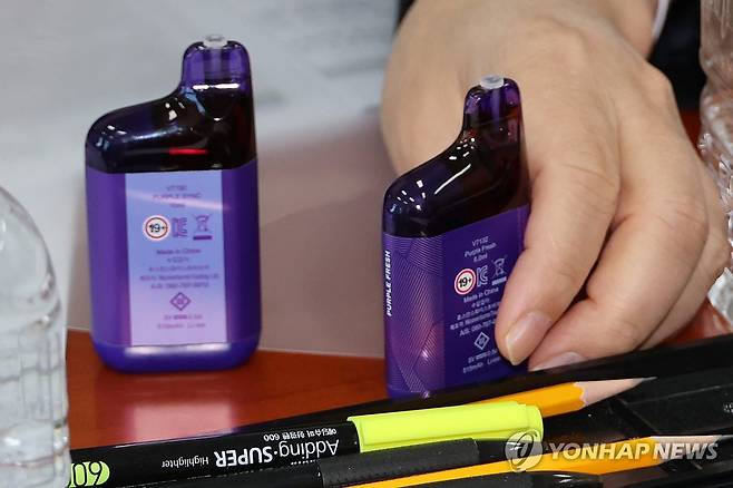 기재위 경제재정소위에 등장한 액상담배 (서울=연합뉴스) 김주성 기자 = 18일 국회 기획재정위원회  경제재정소위원회에서 위원들이 합성니코틴 사용 여부에 따른 액상형 전자담배를 비교하며 담배사업법 개정안을 심의하고 있다. 2025.2.18 utzza@yna.co.kr