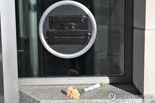 문 닫은 미국 국제개발처 앞에 놓인 꽃 [EPA 연합뉴스 자료사진. 재판매 및 DB 금지]