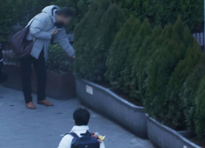 동대구역 광장 화단에 담배꽁초 버리는 시민 [촬영 박세진]