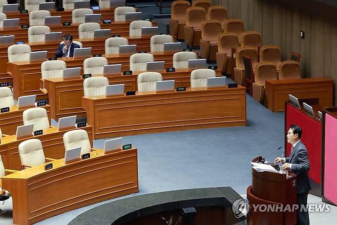 무제한 토론 이어가는 장동혁 대표와 자리 지키는 법무장관 (서울=연합뉴스) 신현우 기자 = 국민의힘 장동혁 대표가 23일 국회에서 열린 12월 임시국회 본회의에서 12·3 윤석열 비상계엄 등에 대한 전담재판부 설치 및 제보자 보호 등에 관한 특별법에 대한 무제한 토론을 이어가는 가운데 정성호 법무부 장관이 본회의장 자리를 지키고 있다. 2025.12.23 nowwego@yna.co.kr