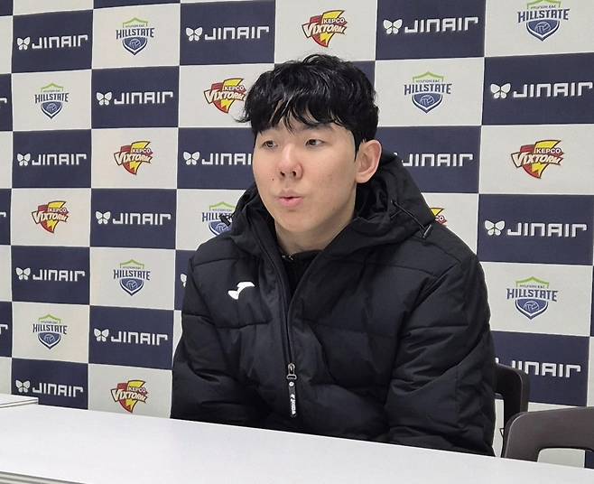 인터뷰하는 윤하준 (수원=연합뉴스) 김경윤 기자 = 한국전력 아웃사이드 히터 윤하준이 23일 경기도 수원체육관에서 열린 2025-2026 프로배구 V리그 남자부 삼성화재와 홈경기를 마친 뒤 인터뷰하고 있다. 2025.12.23. cycle@yna.co.kr