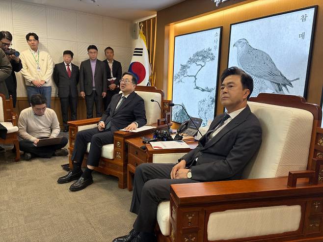 김태흠 충남지사와 이장우 대전시장이 24일 충남도청 도지사 접견실에서 기자들의 질의에 답변하고 있다./사진=김성현 기자