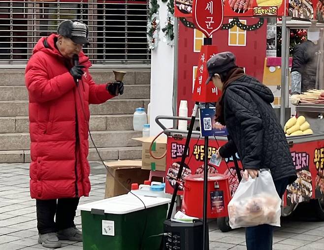 성탄절을 하루 앞둔 24일 낮 12시 추운 겨울 날씨 속에서도 광주 동구 충장로우체국 앞에 세워진 구세군 자선냄비에는 시민들의 기부 행렬이 이어졌다. /박건우 기자