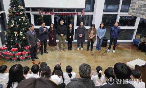 ◇북한 이탈 청소년들의 직업 교육 기관인 해솔직업사관학교에서 지난 22일 크리스마스 축하 행사가 열린 가운데 김기찬 교장, 조용준 교감을 비롯한 교사들이 인사를 하고 있다.